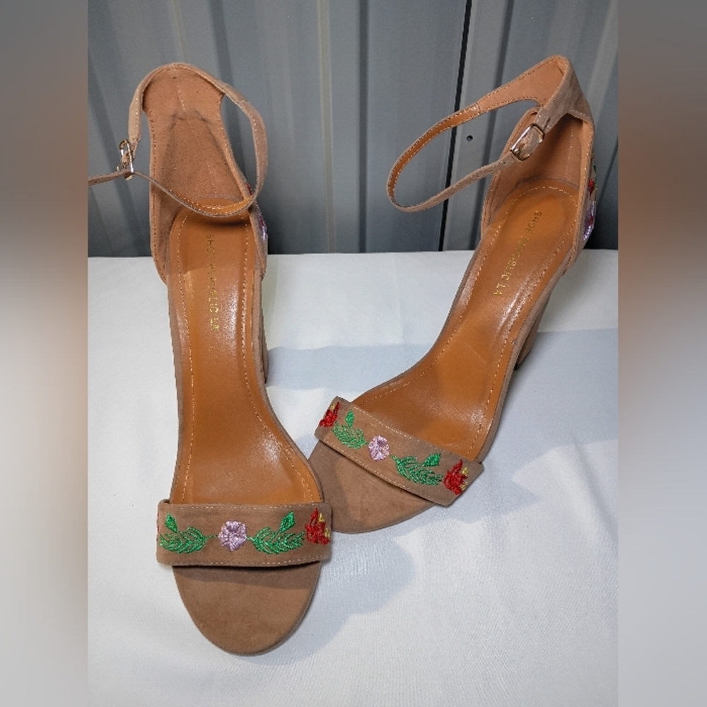 Elegant Floral Embroidered Heels in Tan